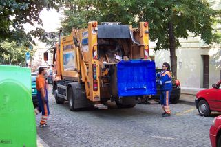 Poznatsvět | Popeláři kontejner nevyvezou, pokud lidé třídí špatně. Zbytky jídla v plastu ani papíru neprojdou